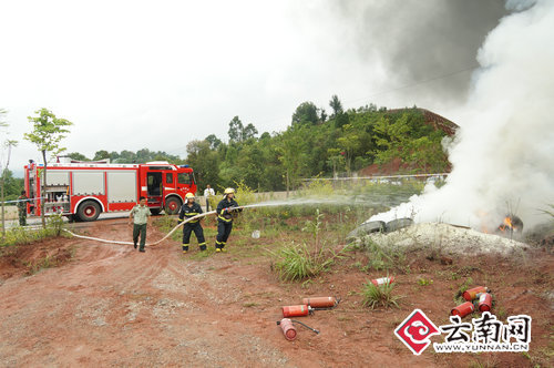 思茅消防开展雨天车辆侧翻着火战斗演练