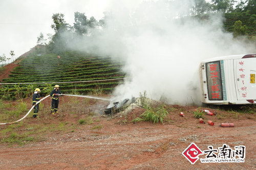 思茅消防开展雨天车辆侧翻着火战斗演练