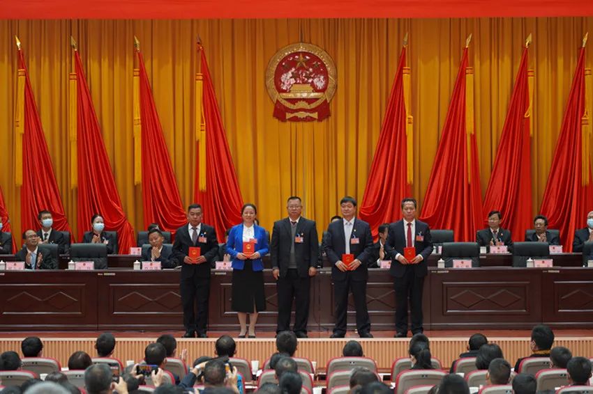 随后,颜仕鹏分别向新当选的思茅区第五届人民政府区长,思茅区监察委员