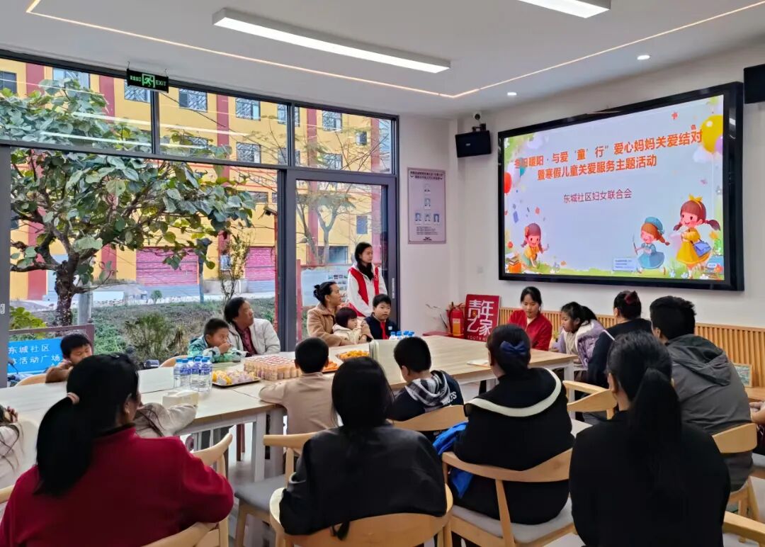 6月3日,西盟县勐梭镇东城社区党群服务中心开展“爱心妈妈”关爱行动,在勐梭东城社区,叶花爱心妈妈陪孩子们进行阅读活动,叶花摄.jpg
